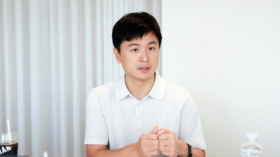 이강욱 크래프톤 딥러닝본부장(메디슨 위스콘신대 전기컴퓨터공학부 교수)이 지난 22일 서울 강남구 역삼동 크래프톤 본사에서 인터뷰에 임하고 있다. 사진 크래프톤