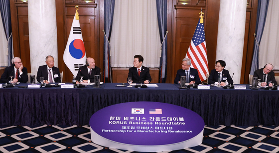 이재명 대통령이 25일(현지시간) 미국 워싱턴DC 윌라드 호텔에서 열린 한미 비즈니스 라운드 테이블에서 러트닉 미국 상무장관의 발언을 듣고 있다. 연합뉴스