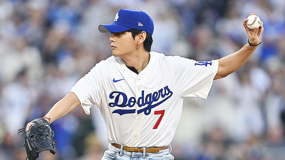 그룹 방탄소년단(BTS) 소속 뷔가 25일(현지시간) 미국 프로야구 메이저리그(MLB) 로스앤젤레스(LA) 다저스의 홈경기에서 마운드에 올라 시구하고 있다. AP=연합뉴스