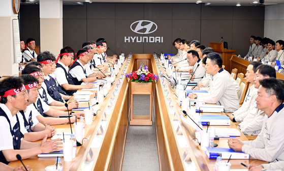 현대자동차 노사 대표가 6월 18일 울산공장에서 올해 임금 및 단체협약 상견례를 열고 있다. 연합뉴스
