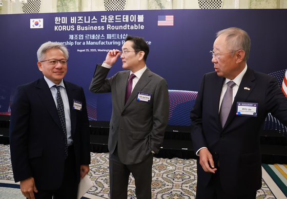 이재용 삼성전자 회장, 류진 한경협 회장, 젠슨 황 엔비디아 최고경영자가 25일(현지시간) 미국 워싱턴DC 윌라드 호텔에서 열린 한미 비즈니스 라운드 테이블에 참석하고 있다. 연합뉴스