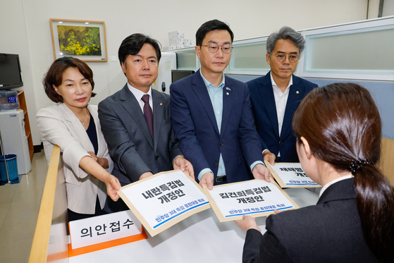 더불어민주당 3대 특검 종합대응 특별위원회 서미화(왼쪽부터), 김현정, 장경태, 김기표 의원이 26일 서울 여의도 국회 의안과에 3대 특검법(내란특검, 김건희 특검, 채해병 특검) 개정안을 제출하고 있다. 뉴스1