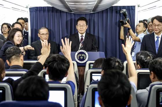 이재명 대통령이 지난 24일(현지시간) 한·미 정상회담을 위해 미국 워싱턴DC로 향하는 공군 1호기 기내에서 기자간담회를 하고 있다. 김현동 기자