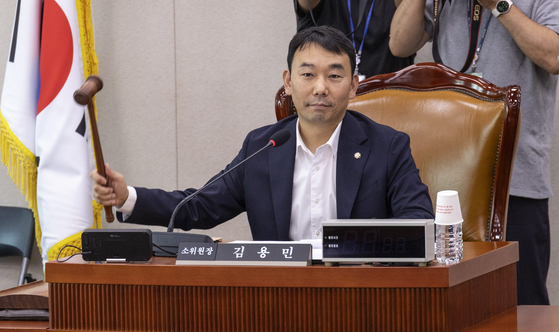 국회 법제사법위원회 제1소위 위원장인 더불어민주당 김용민 의원이 지난 25일 국회에서 열린 법사위 법안심사 제1소위원회를 개회하고 있다.   연합뉴스