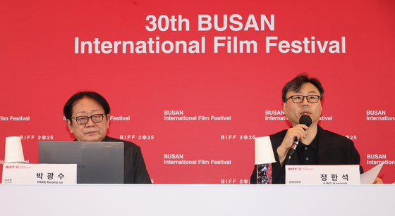 26일 오전 부산 영화의전당 시네마운틴에서 연 기자회견에서 발언하는 정한석 부산국제영화제 집행위원장, 왼쪽은 박광수 이사장. 제30회 부산영화제는 다음달 17일 개막한다. 송봉근 기자
