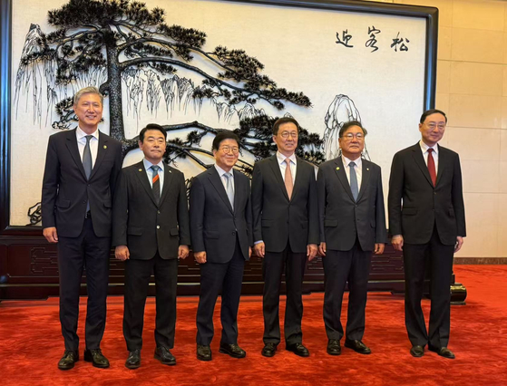 26일 오전 베이징 인민대회당에서 박병석 전 국회의장을 단장으로 하는 대통령 특사단이 한정(오른쪽 세 번째) 중국 국가부주석과 회견에 앞서 기념사진을 찍고 있다. 베이징특파원단 공동취재단