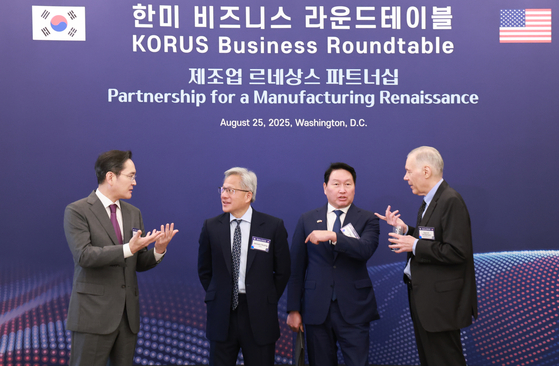 이재용 삼성전자 회장(왼쪽부터), 젠슨 황 엔비디아 최고경영자(CEO), 최태원 SK그룹 회장, 게리 디커슨 어플라이드 머티리얼즈 최고경영자(CEO)가 25일(현지시간) 미국 워싱턴DC 윌라드 호텔에서 열린 한미 비즈니스 라운드 테이블 리셉션에 참석해 대화하고 있다. 연합뉴스 