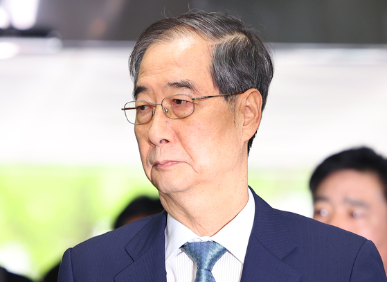  윤석열 전 대통령의 내란 행위 방조 혐의를 받는 한덕수 전 국무총리가 27일 구속 전 피의자 심문(영장실질심사)을 위해 서울 서초구 서울중앙지법에 출석하고 있다. 연합뉴스