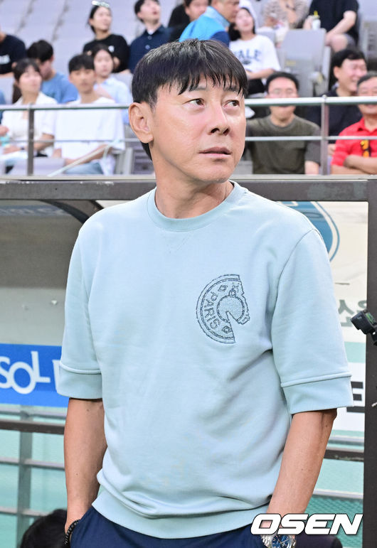 [OSEN=서울월드컵경기장, 박준형 기자] 24일 오후 서울 상암동 서울월드컵경기장에서 '하나은행 K리그1 2025'FC서울과 울산 HD의 경기가 진행됐다.서울(승점 37·5위)과 울산(승점 34·7위)은 승점 3점 차로 맞붙어 이번 경기 결과에 따라 순위가 뒤바뀔 수 있다.경기 앞서 울산 신태용 감독 그라운드를 바라보고 있다. 2025.08.24 / soul1014@osen.co.kr