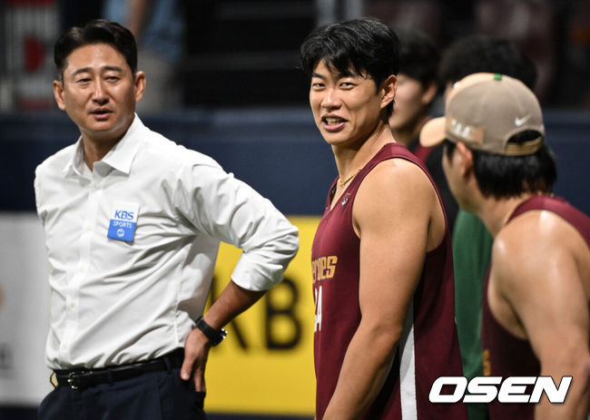 [OSEN=고척, 조은정 기자]26일 오후 서울 고척스카이돔에서 ‘2025 신한 SOL Bank KBO리그’ 키움 히어로즈와 한화 이글스의 경기가 열린다.키움은 알칸타라, 한화는 류현진을 선발로 내세웠다.키움 송성문이 박용택 해설위원과 대화를 나누고 있다. 2025.08.26 /cej@osen.co.kr