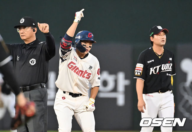 [OSEN=부산, 이석우 기자] 26일 부산 사직야구장에서 2025 신한 SOL 뱅크 KBO 리그 롯데 자이언츠와 KT 위즈의 경기가 열렸다. 홈팀 롯데는 나균안이, 방문팀 KT는 오원석이 선발 출전했다.롯데 자이언츠 박찬형이 1회말 좌중간 2루타를 치고 세리머니를 하고 있다. 2025.08.26 / foto0307@osen.co.kr
