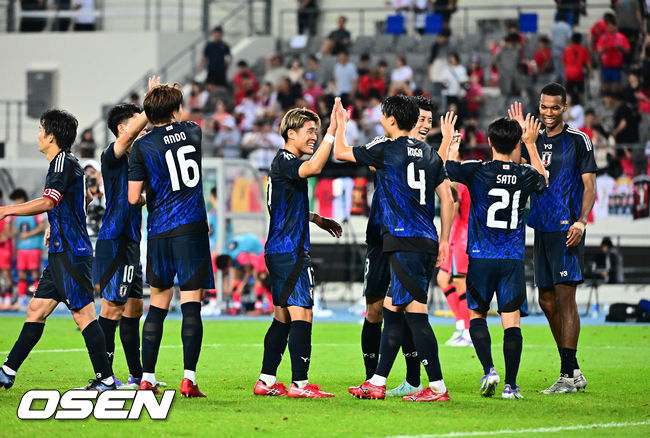 [OSEN=용인, 지형준 기자] 대굴욕이다. 한국축구가 일본에 사상 첫 3연패를 당했다.홍명보 감독이 이끄는 남자축구대표팀은 15일 오후 7시 24분 용인 미르스타디움에서 개최되는 2025 동아시아축구연맹(EAFF) E-1 챔피언십(동아시안컵) 3차전에서 숙적 일본에게 0-1로 패해 우승컵 탈환에 실패했다.대회 3승의 일본이 통산 세 번째 우승을 달성했다. 일본은 안방의 한국을 누르고 대회 2연패까지 가져갔다. 한국은 여전히 5회 우승으로 최다우승이지만 2개 대회 연속 일본에 밀렸다.일본 선수들이 우승을 기뻐하고 있다. 2025.07.15 / jpnews@osen.co.kr