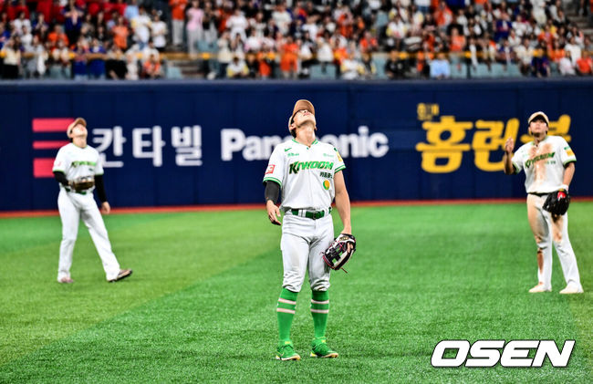 [OSEN=고척, 조은정 기자]26일 오후 서울 고척스카이돔에서 ‘2025 신한 SOL Bank KBO리그’ 키움 히어로즈와 한화 이글스의 경기가 열렸다.키움은 알칸타라, 한화는 류현진을 선발로 내세웠다.9회초 무사 키움 야수진이 천장에 낀 한화 노시환의 타구를 바라보고 있다. 이후 인정 2루타 판정. 2025.08.26 /cej@osen.co.kr