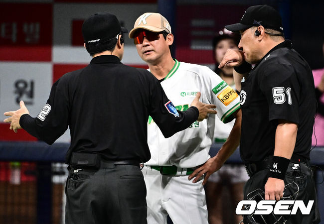 [OSEN=고척, 조은정 기자]26일 오후 서울 고척스카이돔에서 ‘2025 신한 SOL Bank KBO리그’ 키움 히어로즈와 한화 이글스의 경기가 열렸다.키움은 알칸타라, 한화는 류현진을 선발로 내세웠다.9회초 무사 한화 노시환의 타구가 천장에 끼이며 인정 2루타로 판정됐다. 판정 어필하는 키움 설종진 감독대행. 2025.08.26 /cej@osen.co.kr