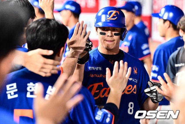 [OSEN=고척, 조은정 기자]26일 오후 서울 고척스카이돔에서 ‘2025 신한 SOL Bank KBO리그’ 키움 히어로즈와 한화 이글스의 경기가 열렸다.키움은 알칸타라, 한화는 류현진을 선발로 내세웠다.9회초 1사 1,3루에서 키움 투수 전준표 폭투에 득점을 올린 노시환이 문현빈과 하이파이브를 하고 있다. 2025.08.26 /cej@osen.co.kr