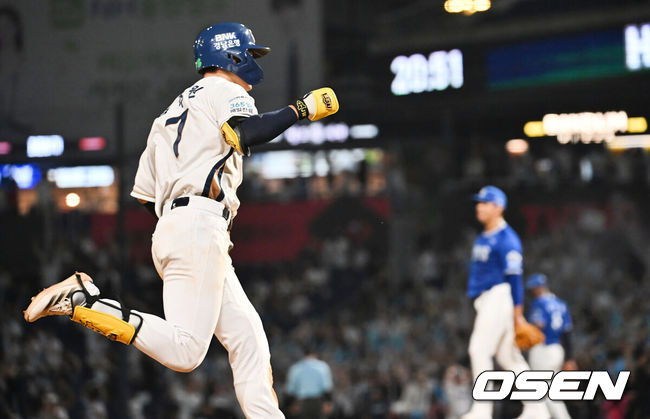 [OSEN=창원, 이석우 기자] 21일 창원NC파크에서 2025 신한 SOL 뱅크 KBO 리그 NC 다이노스와 삼성 라이온즈의 경기가 열렸다. 홈팀 NC는 로건이, 방문팀 삼성은 가라비토가 선발 출전했다. NC 다이노스 김주원이 7회초 2사 1루 우중원 역전 2점 홈런을 치고 그라운드를 돌고 있다. 2025.08.21 / foto0307@osen.co.kr