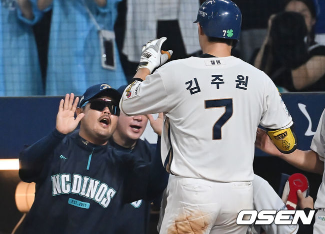 [OSEN=창원, 이석우 기자] 21일 창원NC파크에서 2025 신한 SOL 뱅크 KBO 리그 NC 다이노스와 삼성 라이온즈의 경기가 열렸다. 홈팀 NC는 로건이, 방문팀 삼성은 가라비토가 선발 출전했다. NC 다이노스 김주원이 7회초 2사 1루 우중원 역전 2점 홈런을 치고 이호준 감독과 하이파이브를 하고 있다. 2025.08.21 / foto0307@osen.co.kr