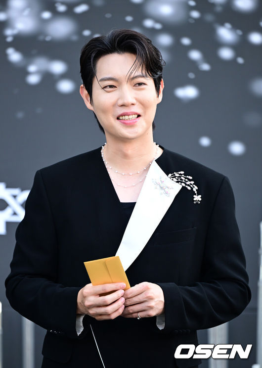 [OSEN=인천, 최규한 기자] 23일 인천 남동체육관에서 KBS 2TV '불후의 명곡' 2025 상반기 왕중왕전 레드카펫이 진행됐다.이번 왕중왕전에는 조째즈, 라포엠, 신승태&최수호, 손태진&전유진, 정준일, 알리, 소향, 허용별, 이승기&이홍기, 최정원&손승연 등이 참가한다.가수 손태진이 포토타임을 하고 있다. 2025.06.23 / dreamer@osen.co.kr