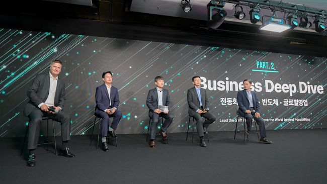 왼쪽부터 현대모비스 영업부문 악셀 마슈카 부사장, 반도체사업담당 박철홍 전무, 이규석 사장, 전장BU 정수경 부사장, 전동화/모듈BU 김선섭 부사장.