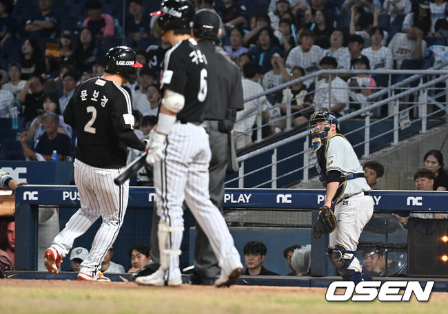 [OSEN=창원, 이석우 기자] 27일 창원NC파크에서 2025 신한 SOL 뱅크 KBO 리그 NC 다이노스와 LG 트윈스의 경기가 열렸다. 홈팀 NC는 신영우가, 방문팀 LG는 치리노스가 선발 출전했다. NC 다이노스 김형준이 3회초 1사 2,3루 LG 트윈스 구본혁 타석때 조민석의 폭투를 잡지 못하고 실점하고 있다. 2025.08.27 / foto0307@osen.co.kr