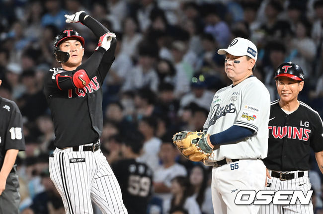 [OSEN=창원, 이석우 기자] 27일 창원NC파크에서 2025 신한 SOL 뱅크 KBO 리그 NC 다이노스와 LG 트윈스의 경기가 열렸다. 홈팀 NC는 신영우가, 방문팀 LG는 치리노스가 선발 출전했다. LG 트윈스 오지환이 4회초 1사 1,3루 우익수 앞 1타점 안타를 치고 세리머니를 하고 있다. 2025.08.27 / foto0307@osen.co.kr