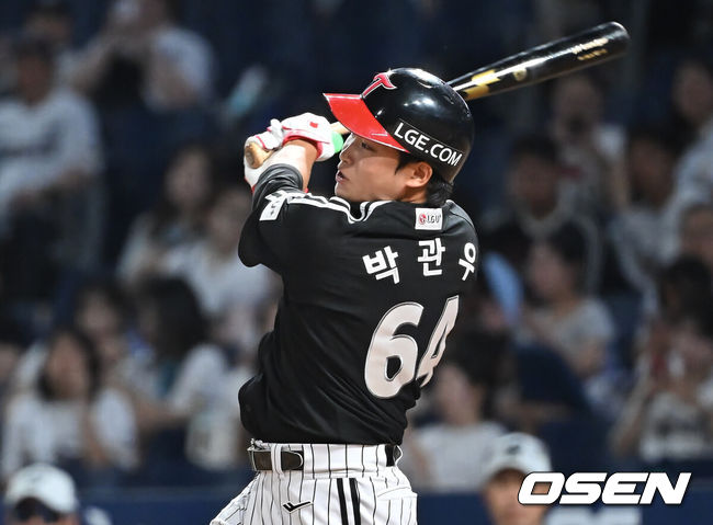 [OSEN=창원, 이석우 기자] 27일 창원NC파크에서 2025 신한 SOL 뱅크 KBO 리그 NC 다이노스와 LG 트윈스의 경기가 열렸다. 홈팀 NC는 신영우가, 방문팀 LG는 치리노스가 선발 출전했다. LG 트윈스 박관우가 9회초 2사 1,2루 중견수 앞 1타점 안타를 치고 있다. 2025.08.27 / foto0307@osen.co.kr