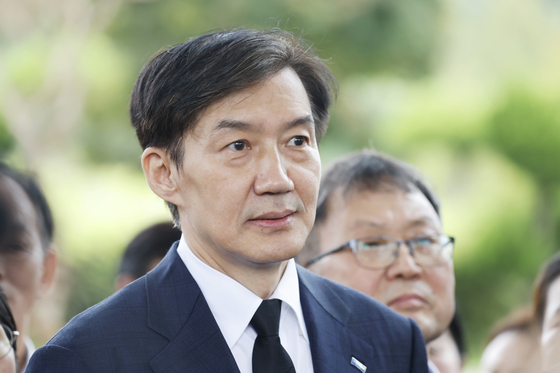 조국 조국혁신당 혁신정책연구원장이 지난 26일 광복절 특별 사면 복권 후 처음으로 호남을 찾아 광주 북구 국립5·18민주묘지를 참배하고 기자들과 질의응답을 하고 있다. 뉴스1