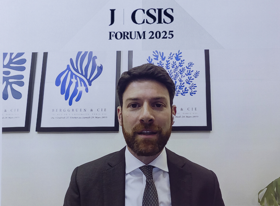 '중앙일보-CSIS 포럼 2025'가 26일 서울 중구 신라호텔 다이너스티홀에서 열렸다. 이날 세션 2에 줌 라이브로 참석한 아담 파라 블룸버그 아시아-태평양 지경학 선임 애널리스트가 트럼프발 관세 전쟁과 한국의 전략과 관련해 발언하고 있다. 전민규 기자 