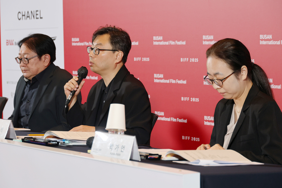26일 오전 제30회 부산국제영화제 개막을 앞두고 부산 영화의전당 시네마운틴에서 열린 개최 기자회견에서 정한석 부산국제영화제 집행위원장이 발언하고 있다. 왼쪽부터 박광수 부산국제영화제 이사장, 정한석 집행위원장, 박가언 수석 프로그래머. 사진 연합뉴스  