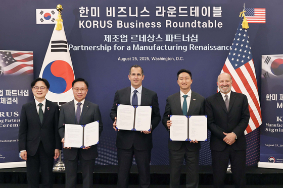 ‘한미 조선산업 공동 투자 양해각서’ 체결식. 왼쪽부터 김정관 산업통상자원부 장관, 김복규 한국산업은행 수석부행장, 프랭크 브루노 서버러스 캐피탈 CRO, 정기선 HD현대 수석부회장, 하워드 러트닉 미국 상무부 장관. [사진 HD현대]