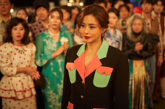 이하늬는 화려한 색감의 의상으로 1980년대 톱스타를 표현했다. 사진 넷플릭스
