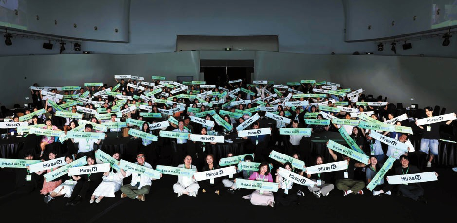 지난달 30일 ‘2025 우석교사 페스티벌’에서 교사들이 사진을 찍고 있다. 올해 슬로건은 ‘우리의 이음’으로, 교사들의 열정과 헌신을 격려하는 데 초점을 맞췄다. [사진 미래엔]