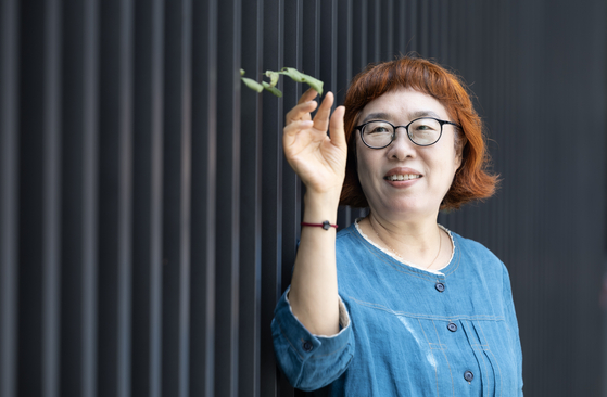제목인 ‘슬픔의 틈새’는 1966년의 소제목으로 쓰였다. 그는 “역사적 의미가 있는 연도는 아니나, 가족의 죽음과 탄생이 함께 찾아오며 주인공들의 삶에선 가장 역사적인 해인 1966년에 그 소제목을 붙였다”고 설명했다. 권혁재 사진전문기자