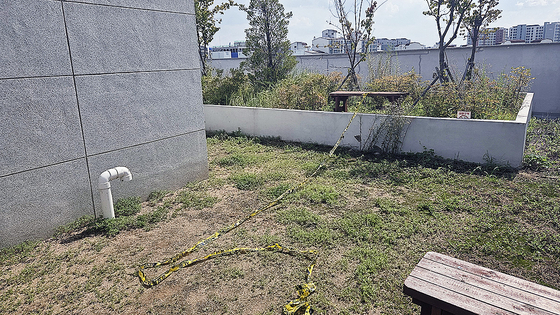 지난 26일 오후 9시 30분쯤 세모녀 추락 사건이 발생한 서울 강서구의 한 오피스텔 옥상. 연합뉴스