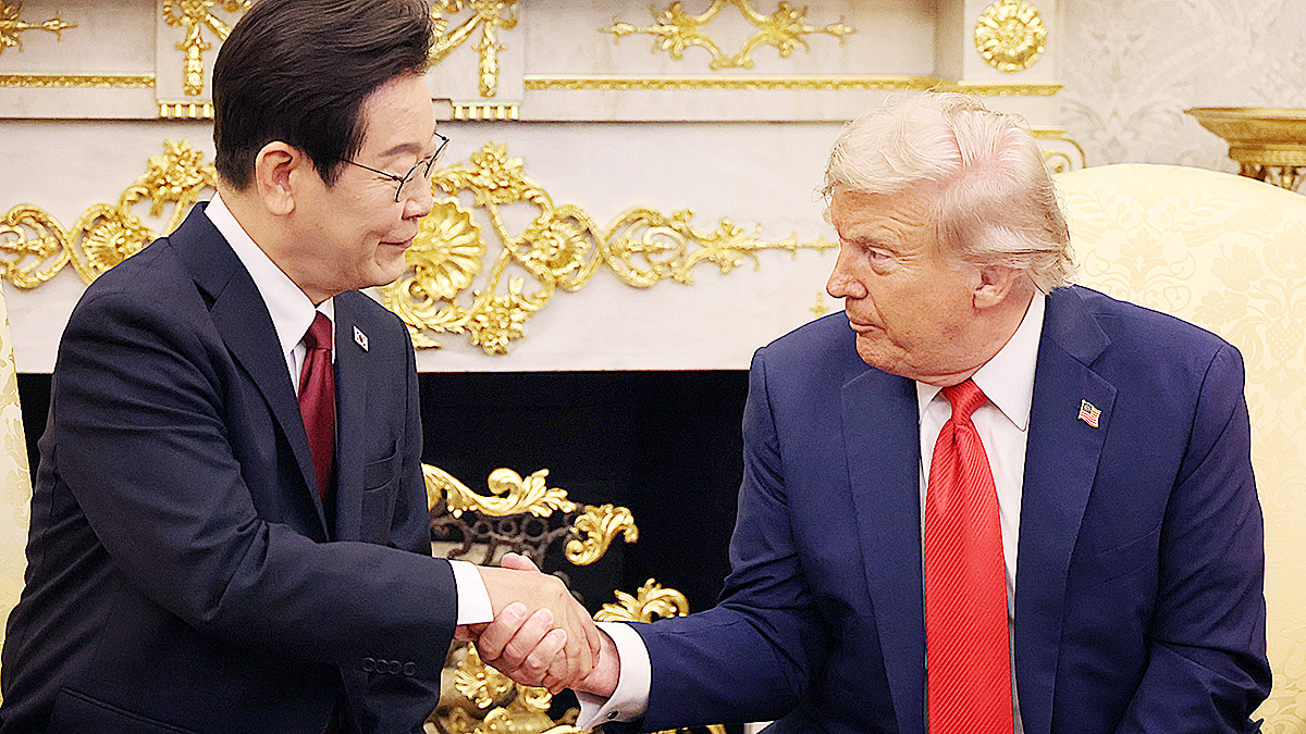 이재명 대통령이 지난 25일(현지시간) 미국 워싱턴DC 백악관 오벌 오피스에서 도널드 트럼프 미국 대통령과 한미정상회담을 하고 있다. 연합뉴스