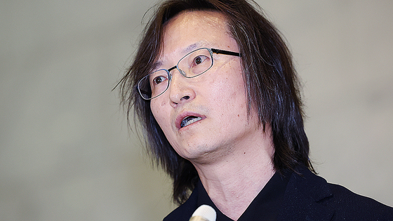 주병기 공정거래위원장 후보자가 14일 오전 서울 중구 대한상의에 마련된 인사청문회 준비 사무실에 출근하며 취재진과 질의응답을 하고 있다. 뉴스1