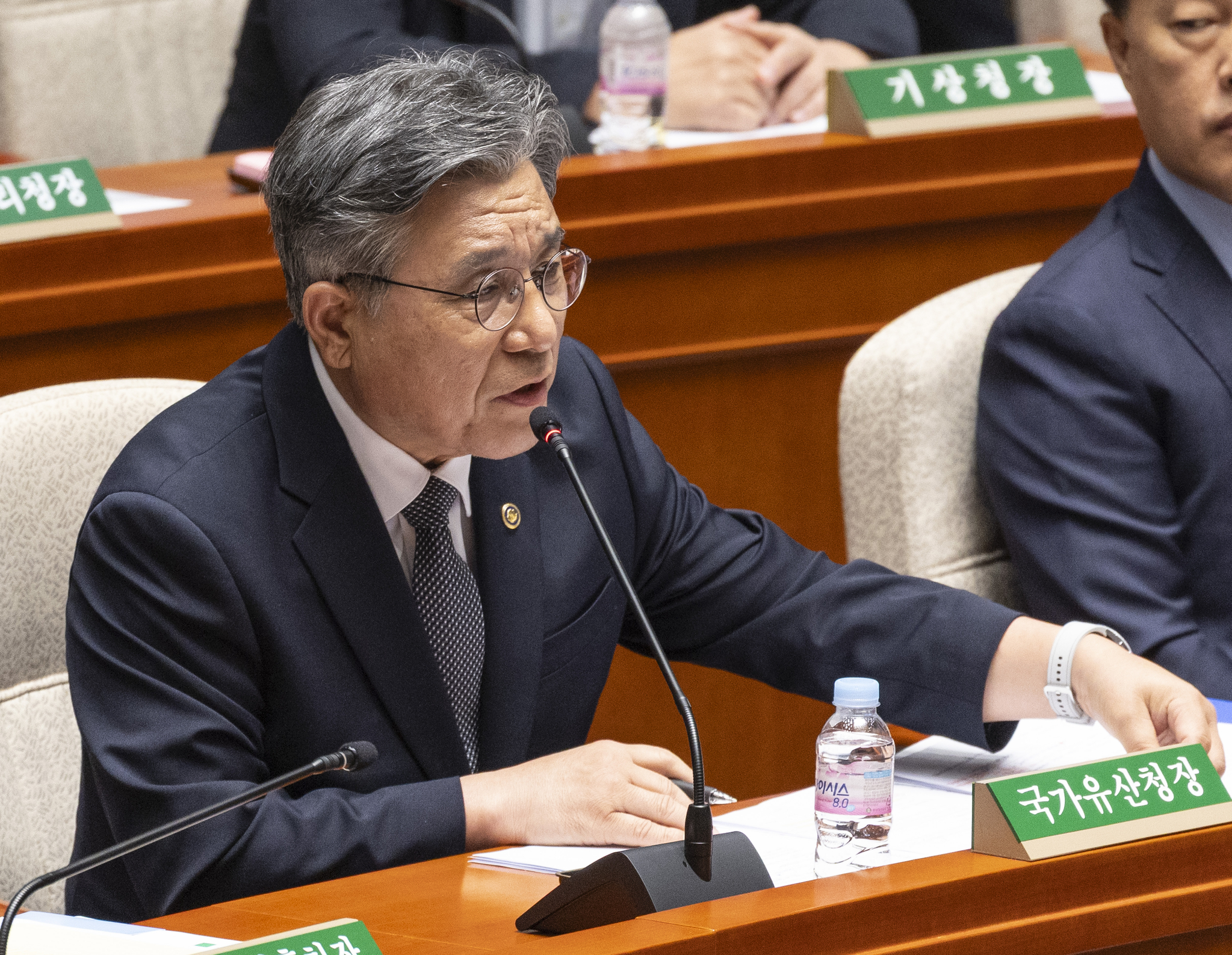 허민 국가유산청장이 26일 국회에서 열린 예산결산특별위원회에 참석해 더불어민주당 김성회 의원의 김건희 여사의 영부인 시절 종묘 사적 사용과 관련한 질의에 답하고 있다. 연합뉴스