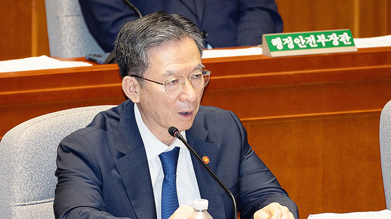 정성호 법무부 장관이 25일 서울 여의도 국회에서 열린 제428회 국회(임시회) 예산결산특별위원회 제1차 전체회의에 출석해 의원 질의에 답하고 있다. 뉴스1