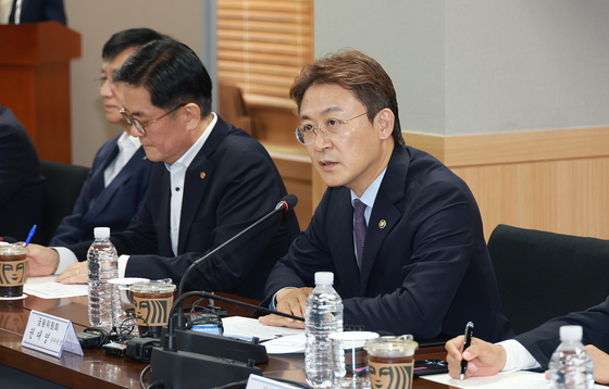 권대영 금융위원회 부위원장이 26일 서울 여의도 보험개발원 대회의실에서 열린 보험업권 상생상품 활성화를 위한 협약식에 참석해 발언하고 있다. 사진 금융위원회 제공