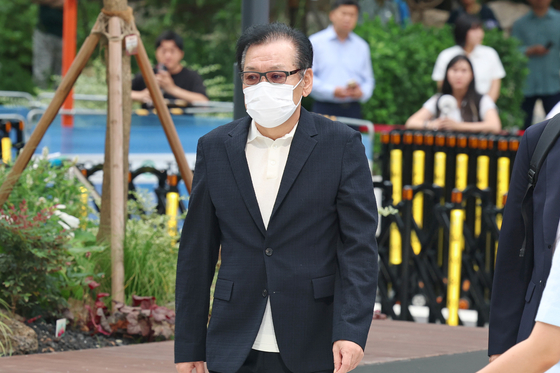 김건희 여사의 ‘통일교 청탁 의혹’ 당사자로 알려진 건진법사 전성배 씨가 18일 오전 서울 종로구에 마련된 민중기 특별검사팀 사무실로 조사를 받기 위해 출석하고 있다. 우상조 기자