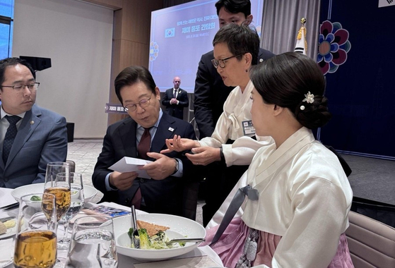 이재명 대통령이 지난 24일(현지시간) 워싱턴 DC에서 동포 간담회를 진행하던 도중에 미주한인봉사교육단체협의회(미교협) 나눔터 최인혜 사무총장이 이 대통령에게 편지를 전달하고 있다. 사진 미교협