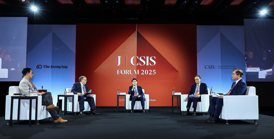 '중앙일보-CSIS 포럼 2025'가 26일 서울 중구 신라호텔 다이너스티홀에서 열렸다. 이날 3세션에서 참석자들이 토론하고 있다. 왼쪽부터 티모시 마틴 월스트리트저널 한국지사장, 시드니 사일러 전 미 국가정보위원회 북한정보분석관, 윤영관 전 외교통상부장관, 신정승 한중우호협회장 전 주중 대사, 이하경 중앙일보 대기자. 김종호 기자