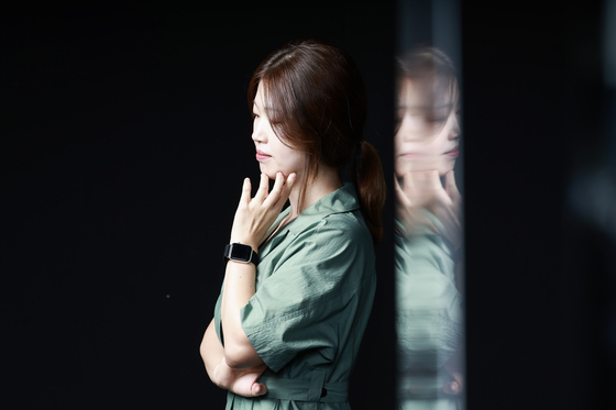 김초엽 작가의 책 『양면의 조개껍데기』는 그가 4년간 써 온 소설들을 모은 소설집이다. 그가 만든 주인공들은 타인의 마음을 끝없이 두드리고, 탐색을 그치지 않는다. 매번 새로운 소재를 탐색하는 작가의 모습과도 비슷하다. 권혁재 사진전문기자