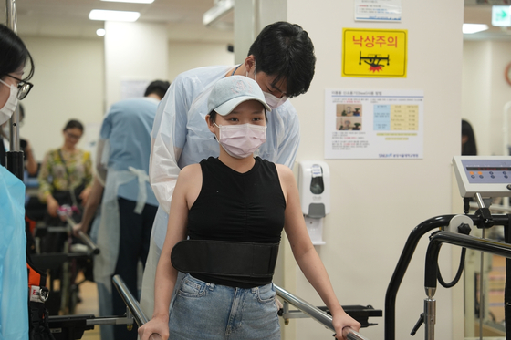 엥흐진이 의족을 착용한 뒤 보행을 위한 재활치료를 받고 있는 모습. 사진 분당서울대병원