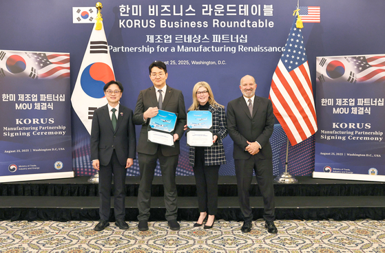 대한항공은미국 워싱턴DC 소재 윌러드 호텔에서 보잉 차세대 고효율 항공기 103대 구매를 위한 양해각서(MOU)를 체결하고 19대 분량의 예비 엔진 구매 및 엔진 정비 서비스 계약도 추진한다고 밝혔다. 김정관 산업통상자원부 장관(왼쪽부터), 조원태 한진그룹 회장, 스테파티 포프 보잉 상용기 부문 사장 겸 최고 경영자, 하워드 러트닉 미국 상무부 장관이 기념 촬영을 하고 있다. 사진 대한항공