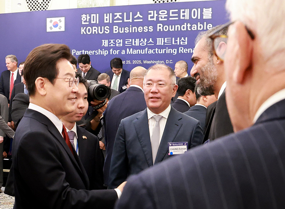 이재명 대통령이 25일(현지시간) 미국 워싱턴DC 윌라드 인터콘티넨탈 호텔에서 열린 한미 비즈니스 라운드 테이블 리셉션에 참석해 정의선 현대차그룹 회장의 소개로 미국기업인들과 인사하고 있다. 연합뉴스