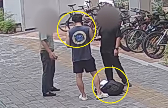 대전서부경찰서 형사과 이진웅 경사(가운데)가 휴가 중 보이스피싱 현금수거책을 검거하고 있다. [사진 대전경찰청]