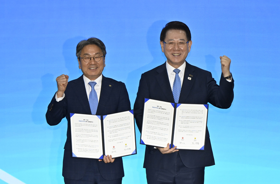 27일 오전 전남 나주시청 대회의실에서 열린 광주·전남 특별광역연합 추진 선포식에서 강기정 광주시장과 김영록 전남도지사가 협약 체결 후 기념사진을 찍고 있다. 뉴시스