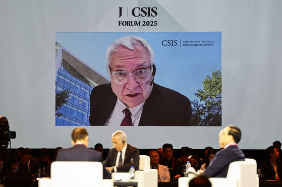 '중앙일보-CSIS 포럼 2025'가 26일 서울 중구 신라호텔 다이너스티홀에서 열렸다. '이재명-트럼프 시대, 한?미 동맹의 과제'를 주제로한 세션1에서 존 햄리 CSIS 소장 겸 CEO가 화상을 통해 토론에 참석해 있다. 김종호 기자