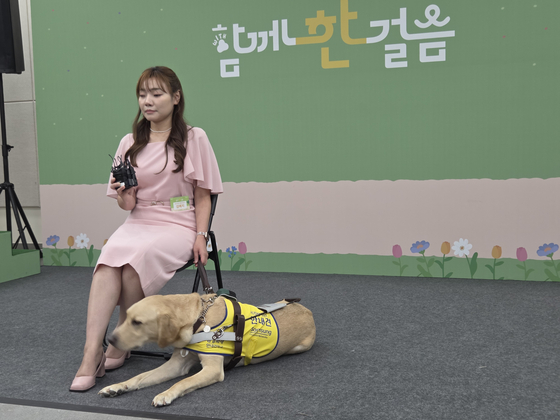 안내견학교 32주년 행사에 참석한 김예지 국민의힘 의원과 안내견 태백이. [사진 삼성화재]